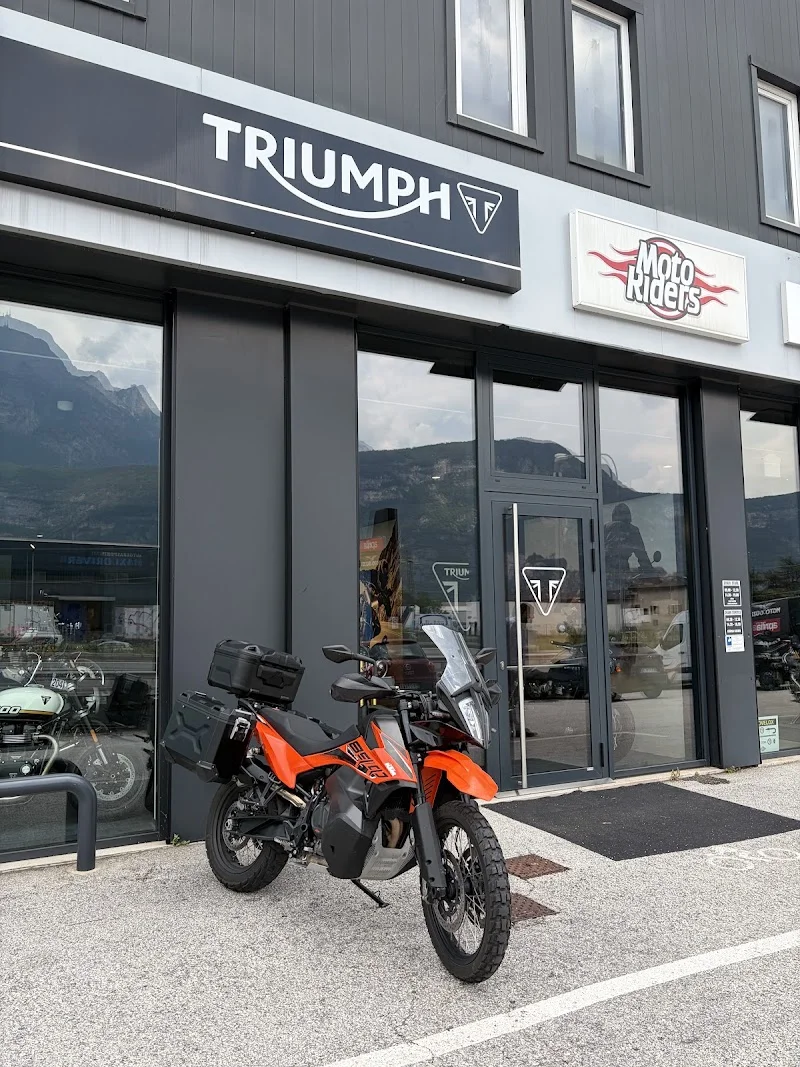 Moto Riders _ Moto Guzzi Aprilia Vespa Triumph Voge CFMoto